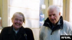 На здымку: Івонка Сурвіла і Васіль Быкаў. Прага, сакавік 2003 г.