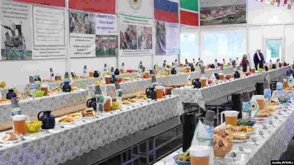 "Ярдәм" мәчете янәшәсендә ифтар чатырының эче, табында ризыклар әзер, авыз ачу вакытын көтәләр