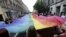 Флаг цветов радуги, символ ЛГБТ-сообщества, по центральным улицам Риги несут участники EuroPride 2015.