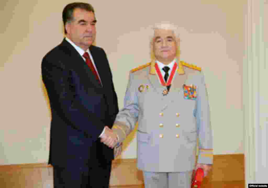 Раисиҷумҳури Тоҷикистон Эмомалӣ Раҳмон ҳангоми тақдими ҷоиза ба вазиридифоъ Шералӣ Хайруллоев.