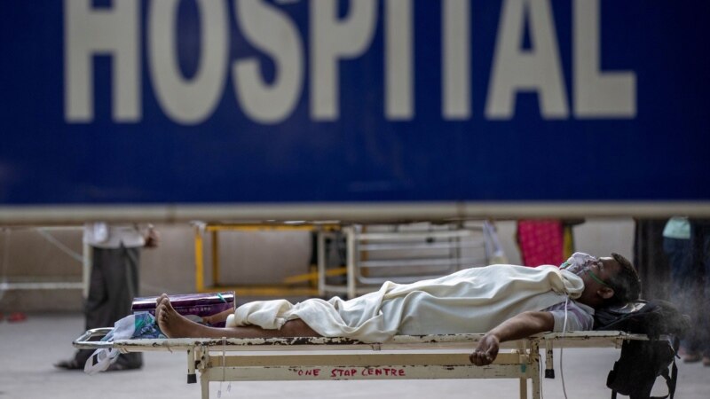Раст на бројот на заразени од коронавирус во Индија, болниците пријавуваат недостиг на кислород