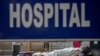 Egy koronavírusos beteg kórházi ágyra vár Újdelhiben, 2021. április 23-án