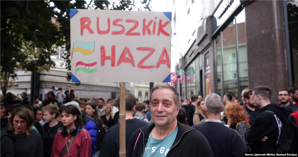 „Ruszkik haza!” – feliratú molinóból is sok helyen találkozott tudósítónk a Nemzeti Meneten