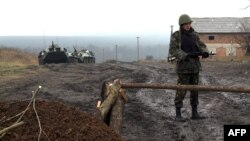 Український солдат охороняє дорогу, що знаходиться за 4км від кордону Російської Федерації, Харківська область, 5 квітня 2014 року
