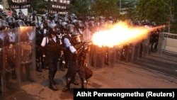 Полиция использует слезоточивый газ против демонстрантов в Гонконге.