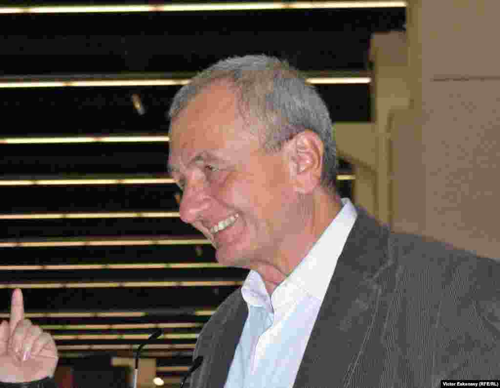 Politici publice cu farmec și inteligență: Arcadie Barbăroșie la Frankfurt - Frankfurt Book Fair, Arcadie Barbăroșie (IPP), 2010