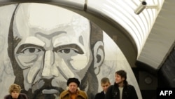 Пассажиры на станции метро "Достоевская" в Москве. Россия, архивное фото