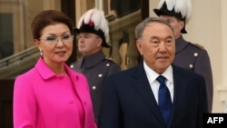 Қазақстан президенті Нұрсұлтан Назарбаев (ортада), Дариға Назарбаева (сол жақта) Лондонға сапары. 2018 жыл.