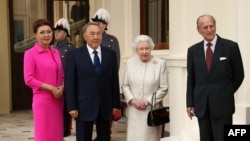 В 2015 году Нурсултан Назарбаев (тогда он был президентом Казахстана) приехал в Великобританию в сопровождении старшей дочери Дариги Назарбаевой, которая была назначена премьер-министром двумя месяцами ранее. На фото (слева направо): Дарига Назарбаева, президент Казахстана Нурсултан Назарбаев, королева Великобритании Елизавета II и принц Филипп в Букингемском дворце. Лондон, 4 ноября 2015 года.
