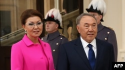 Нурсултан Назарбаев в бытность президентом Казахстана и его старшая дочь Дарига Назарбаева, на тот момент вице-премьер, во время визита в Лондон. 4 ноября 2015 года.
