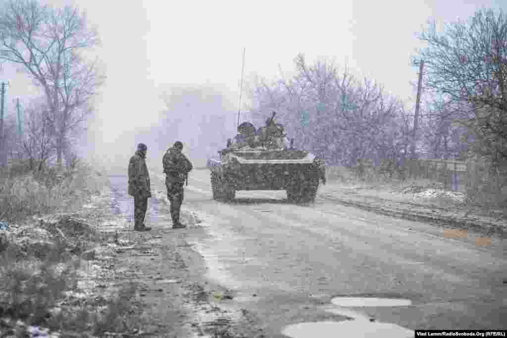 Військова техніка їде в бік селища Піски