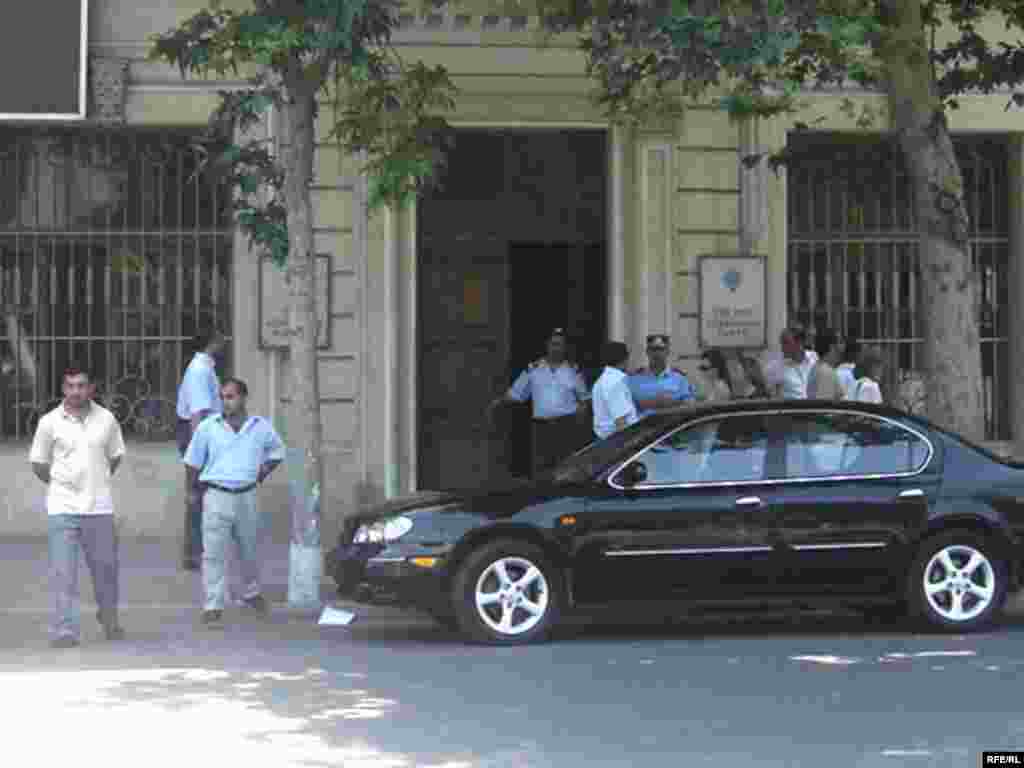 YAP-ın Bakının mərkəzində yerləşən qərargahının girişində polislər «seçki qərargahına necə gedə bilərəm» sualımızı təəccüblə qarşıladılar. YAP-ın Mətbuat Xidmətindən isə bildirdilər ki, partiya seçki ilə bağlı xüsusi qərargah ayırmayıb. Hakim partiyanın mərkəzi qərargahından reportaj hazırlamaq isə mümkün deyil. Bu halda partiyanın rayon şöbələrindən birində seçki hazırlığını müşahidə etmək istəyimizi bildirdik. Cavab gəldi ki, partiyanın rayon şöbələrinin də qapıları «Azadlıq» radiosunun üzünə bağlıdır...