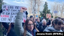 Aktivistkinja i profesorka u novosadskoj gimnaziji "Jovan Jovanović Zmaj", Marija Vasić na jednom od protesta nakon pogibije 16 ljudi u padu nadstrešnice Železničke stanice, Novi Sad, 8. decembar 2024.