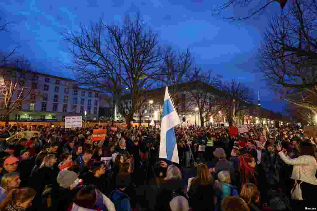 Berlin, Germania - Protest tăcut în fața Ambasadei Rusiei