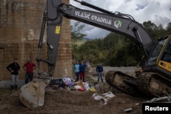 U Trusini, blizu Jablanice, nema stradalih, ali su uništene kuće, voćnjaci i vrtovi.