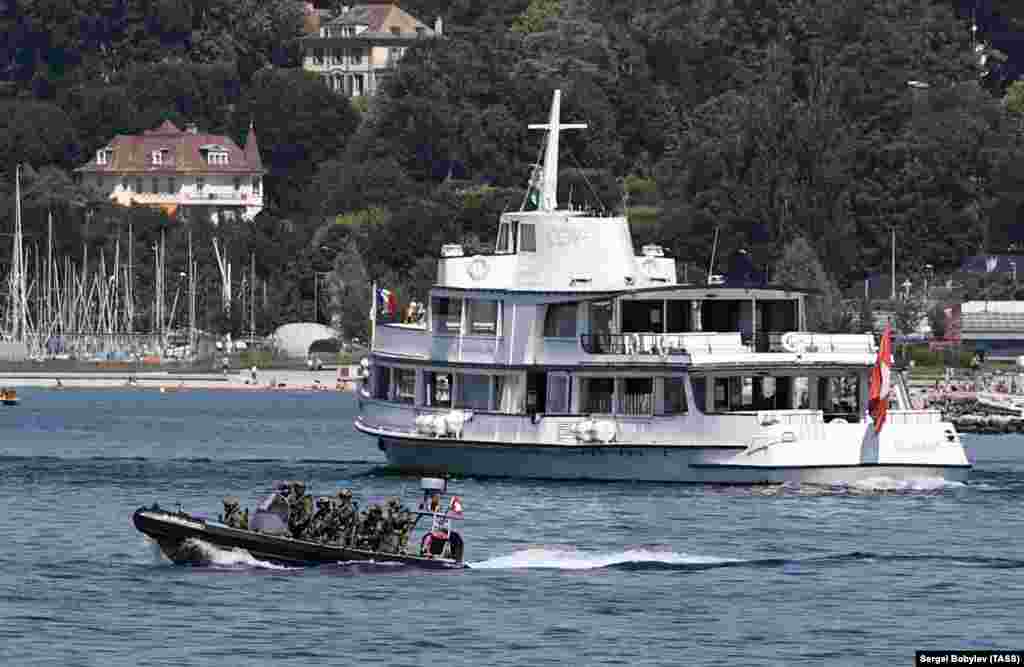 Надувний човен зі спецназом патрулює Женевське озеро, 15 червня