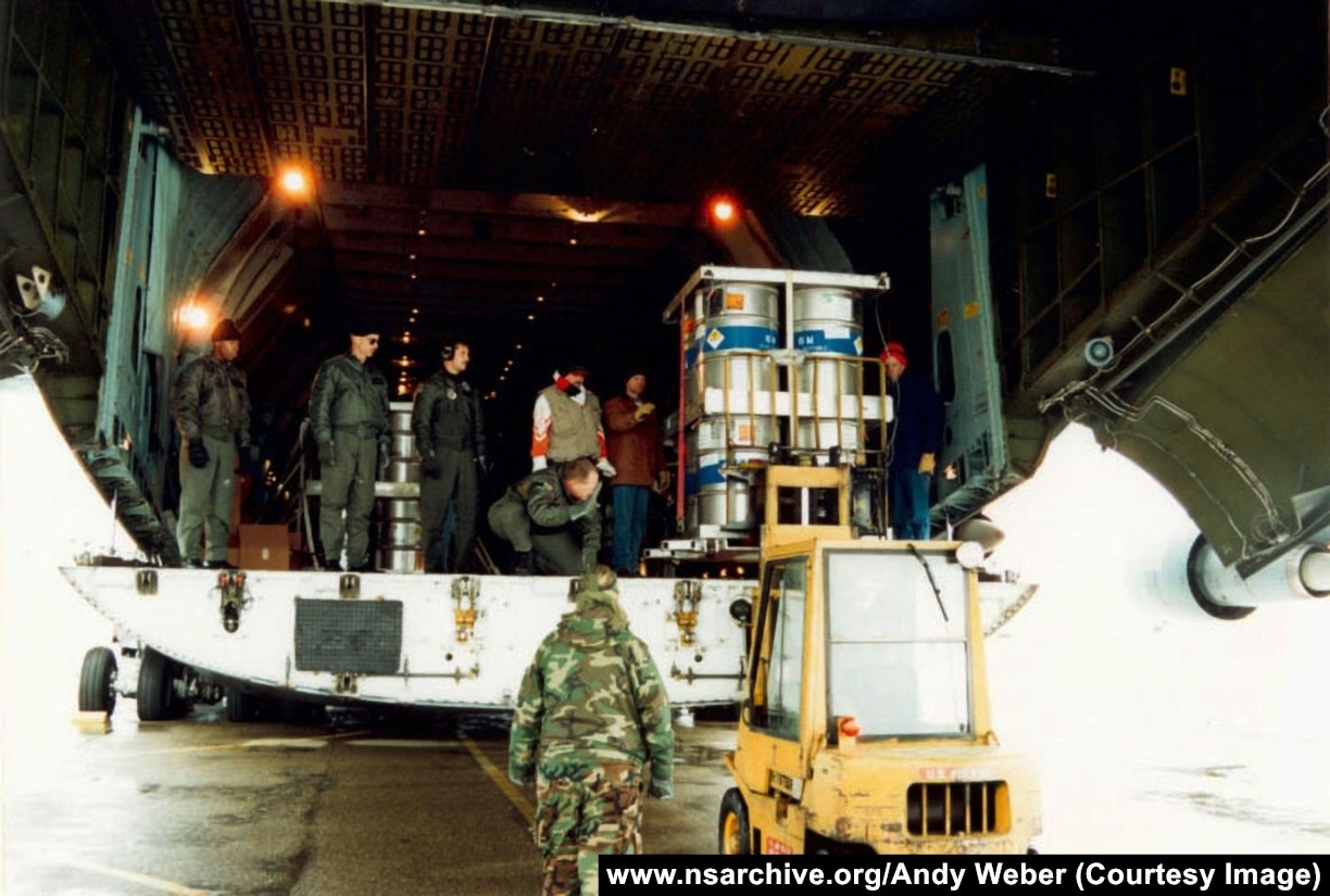 Fuçi metalike që përmbajnë uranium duke u ngarkuar në një avion transportues amerikan gjatë "Projektit Sapphire".