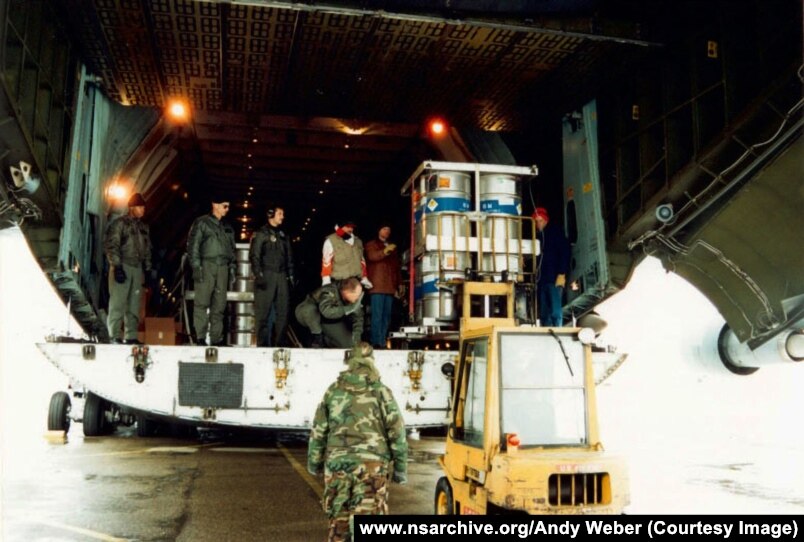Fuçi metalike që përmbajnë uranium duke u ngarkuar në një avion transportues amerikan gjatë "Projektit Sapphire".