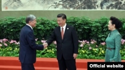 Kyrgyz President Almazbek Atambaev (left) meets with Chinese President Xi Jinping in Beijing on May 15.