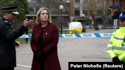 Sekretarja britanike, Amber Rudd gjatë vizitës së saj në Salisbury, foto nga arkivi