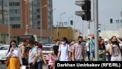  Казахстан - люди носившие защитные маски рядом с базаром Артём во время пандемии COVID-19. Казахстан, 4 августа 2020 года.