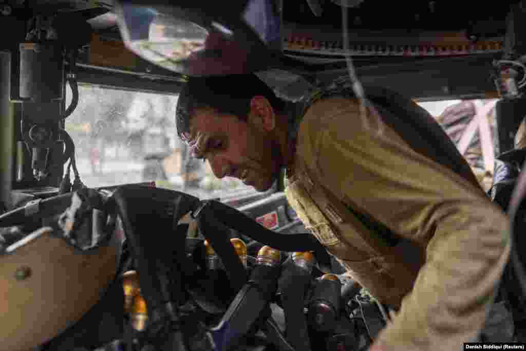 Сотрудник афганского спецназа во время спасательной операции. Гранаты вывели из строя три машины, спецназовцы сели в уцелевшие автомобили