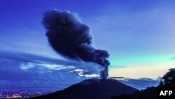 Erupcija izbacila oblak vulkanskog pepela na visinu od 35.000 stopa