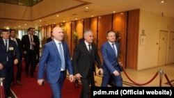 Conducerea Partidului Democrat la Bruxelles. De la stânga la dreapta: premierul Pavel Filip, liderul PD Vlad Plahotniuc şi şeful legislativului Andrian Candu