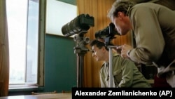 Инструкторы КГБ демонстрируют камеры высокого разрешения, используемые для слежки. Москва, СССР, 1991 г.