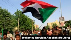 Протестующие в Хартуме празднуют подписание соглашения оппозиции с военными о переходном совете, 5 июля 2019