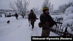 Ukrain harbylary hökümetiň gözegçiligindäki Trawnewe obasynda, 23-nji noýabr, 2017