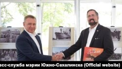 Мэр Южно-Сахалинска Сергей Надсадин и генсконсул США Майкл Кийс