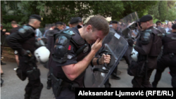 Policija u opremi za razbijanje demonstracija na protestu 8. jula 2025. je koristila i hemijska sredstva 