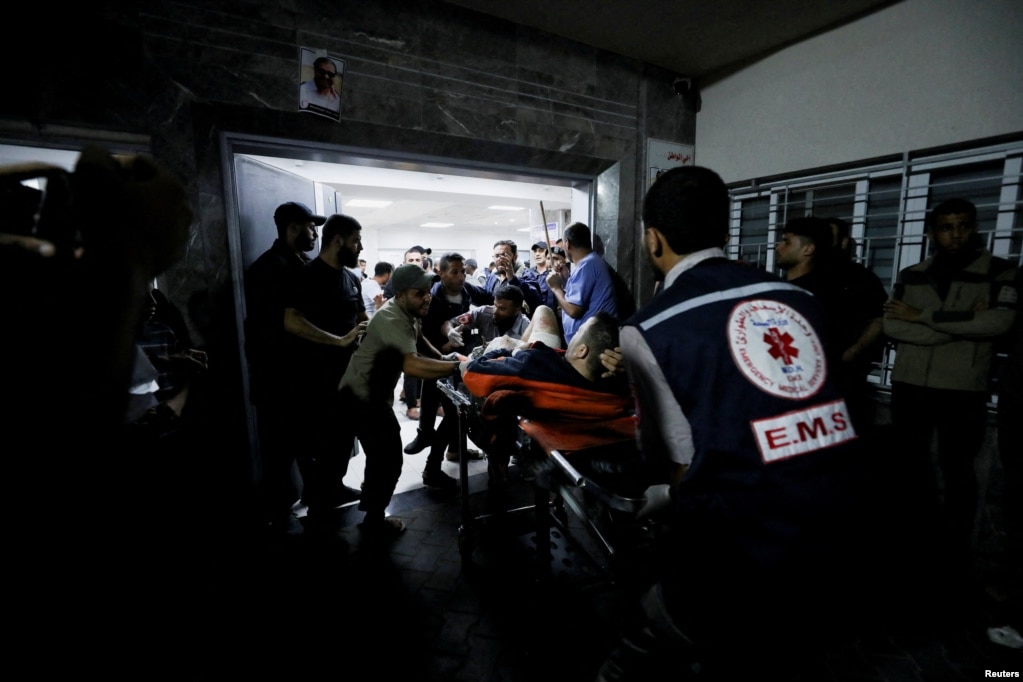 Njerëzit duke ndihmuar pas shpërthimit në spitalin Al-Ahli në Gazë, më 17 tetor 2023. 