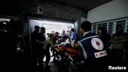 Mjekët duke transportuar të plagosurit nga një sulm ajror izraelit në spitalin Shifa. Ky është spitali më i madh në Rripin e Gazës.
