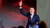 Fostul premier ceh Andrej Babiš, liderul partidului populist ANO, bucurîndu-se de vuctoria la parlamentare, Praga, 4 octombrie 2025