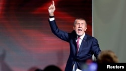 Fostul premier ceh Andrej Babiš, liderul partidului populist ANO, bucurîndu-se de vuctoria la parlamentare, Praga, 4 octombrie 2025
