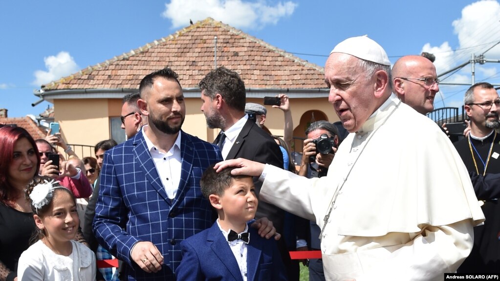 Papa Franja sa pripadnicima romske zajednice u naselju Barbu Lautaru u Rumuniji, 2. jun 2019.