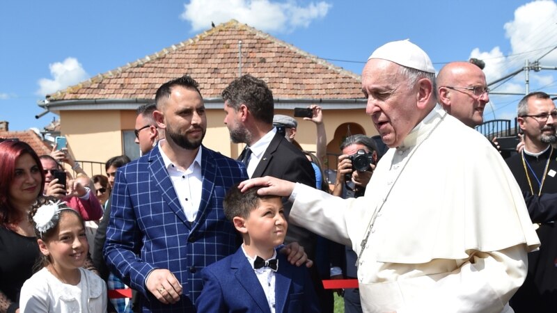 Papa se izvinio Romima zbog diskriminacije 