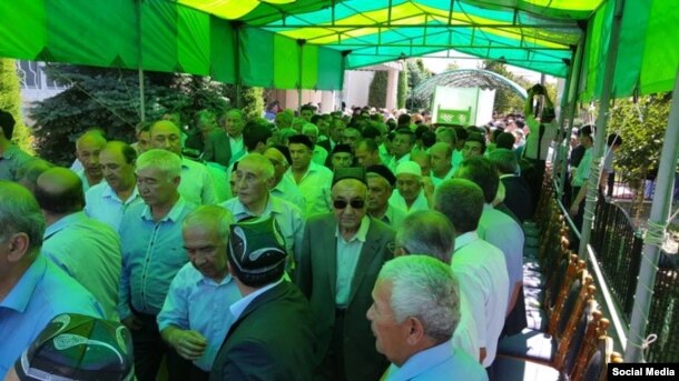 Люди, собравшиеся проводить в последний путь народного поэта Эркина Вахидова. Ташкент, 31 мая 2016 года.