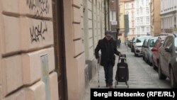 Славко Шевчик має уражені ноги. Через це йому дуже важко ходити