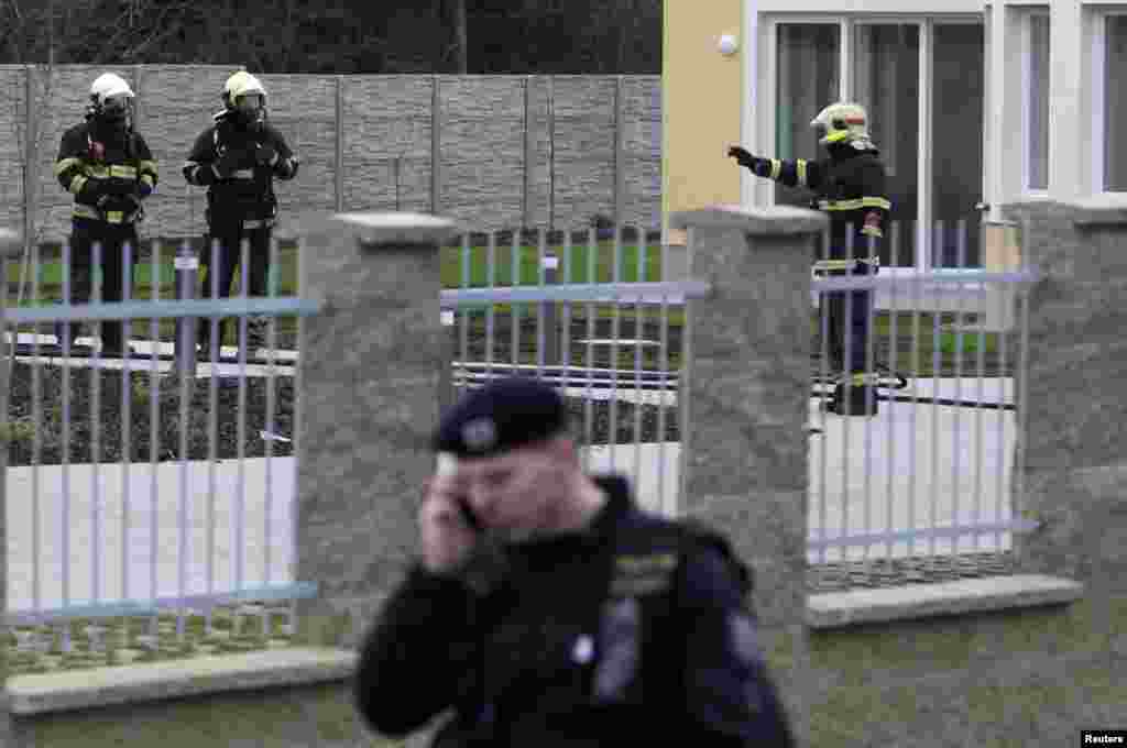 1 января при взрыве в здании посольства Палестины в Чехии получил смертельные ранения палестинский посол. По данным чешской полиции, взрыв был несчастным случаем, произошедшим из-за неправильного обращения с взрывоопасными веществами. В заявлении министерства иностранных дел Палестинской автономии говорится, что посол Джамаль аль-Джамаль "открывал старый сейф, перевезенный из прежнего здания посольства в новую резиденцию".