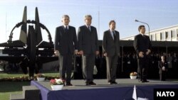 Fotografia care marchează primul val de extindere NATO în estul Europei - de la stânga la dreapta - M J. Buzek, premierul Poloniei; M. Zeman, premierul ceh, J. Solana, secretarul general al NATO, în 1999, și V. Orban, și atunci premier al Ungariei