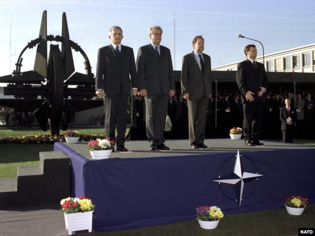 Розширення НАТО (зліва направо) прем'єр-міністр Польщі Єжи Бузек, прем’єр-міністр Чехії Мілош Земан, генеральний секретар НАТО Хав'єр Солана; прем'єр-міністр Угорщини Віктор Орбан, 16 березня 1999 року