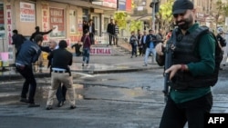 پلیس لباس‌شخصی ترکیه در شهر دیاربکر