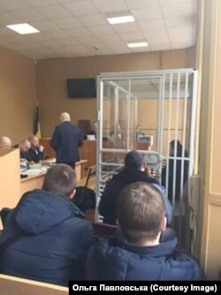 Олександр Пугачов у залі суду перебував у металевій клітці, Дніпро, 17 лютого 2017 року (Фото: Ольга Павловська)