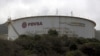 لوگوی پی‌دی‌وی‌اس‌ای، شرکت نفت ونزوئلا، بر دیواره یکی از پالایشگاه‌های این کشور 