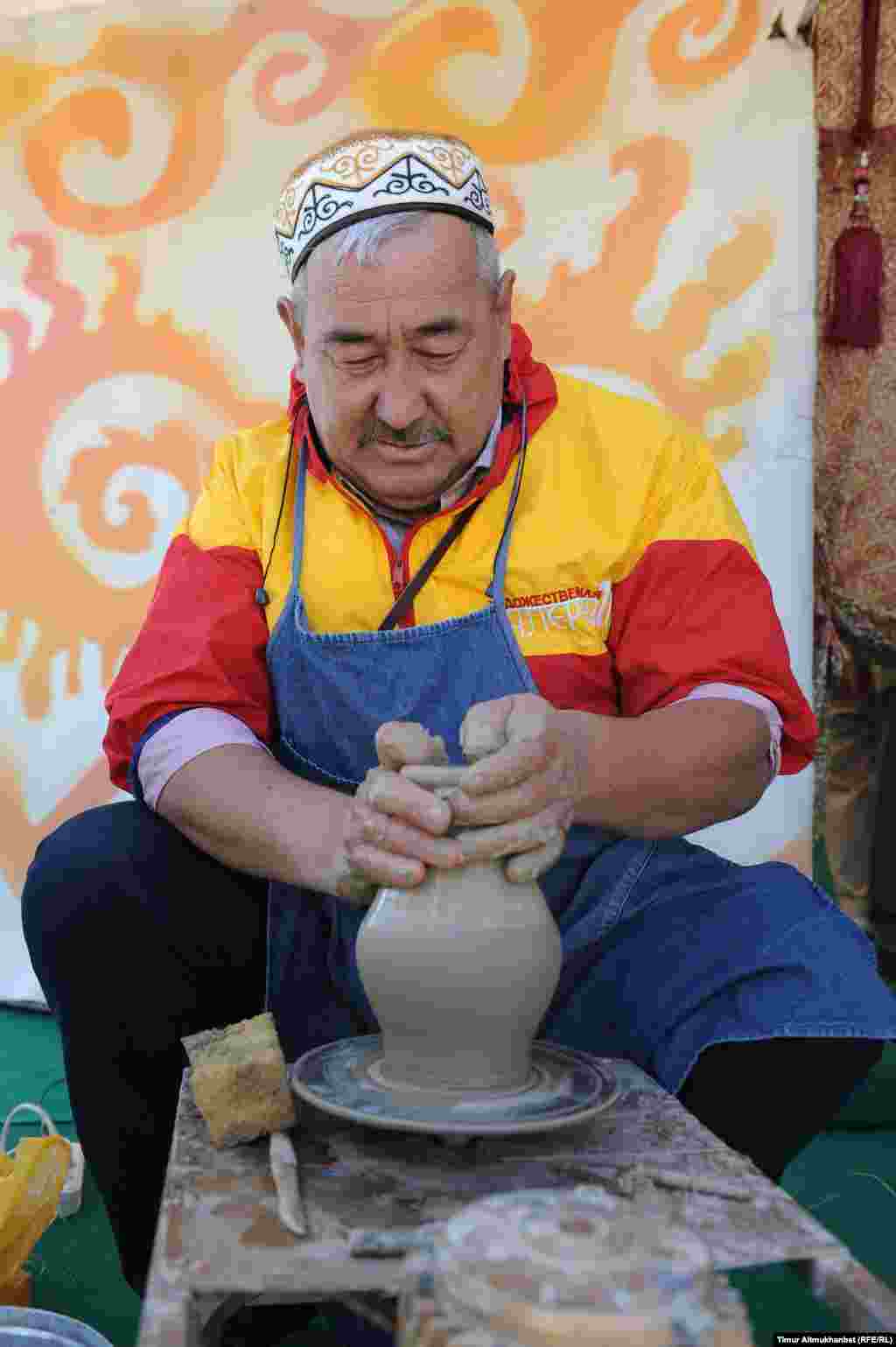 Гончар из города Туркестан Абай Арыспаев изготавливает кувшин.