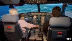 Ֆրանսիա -- Airbus A320 ինքնաթիռի օդաչուների խցիկի տեսքը, արխիվ