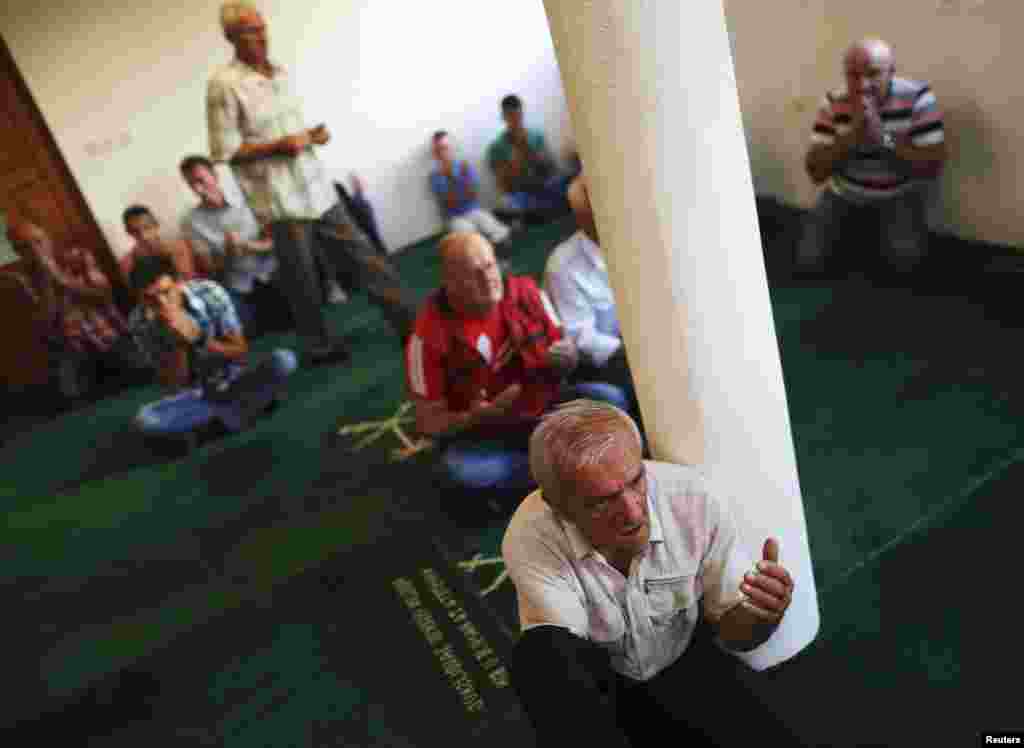 BiH - Jutarnja molitva u selu Ravna, nedaleko od Sarajeva, 8. august 2013. Foto: Reuters / Dado Ruvić 